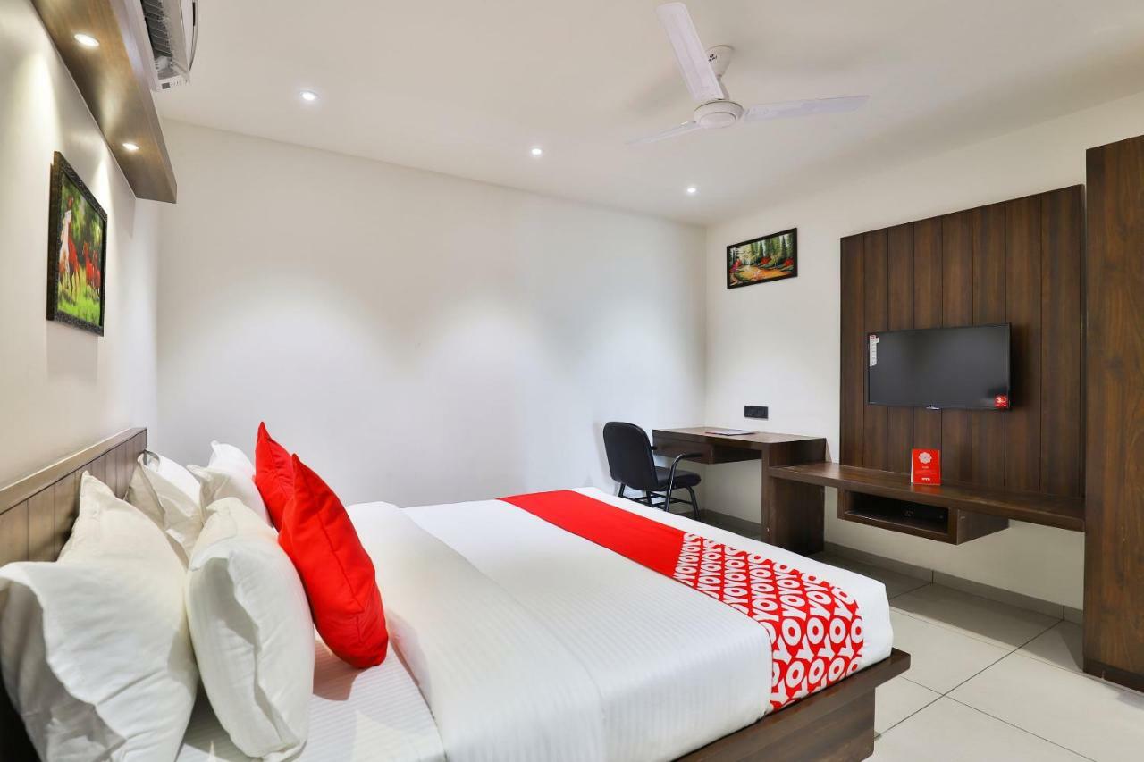 Oyo 16604 Hotel Sparsh Inn Ahmedabad Exterior foto